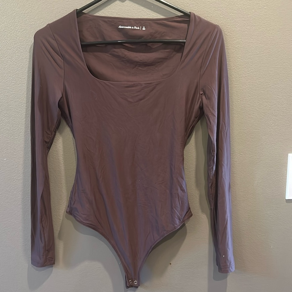 Abercrombie & Fitch Soft Long-Sleeve
Square Neck Bodysuit Brown small